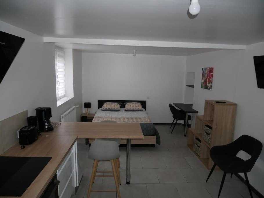 Studio Independant, Au Calme. La Roche-sur-Yon Extérieur photo